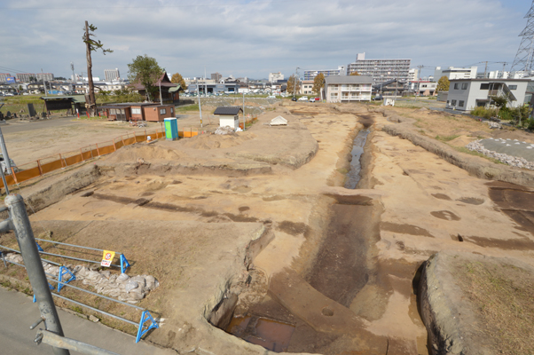 神社東側で発見した区画溝