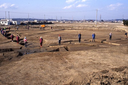 4大日南遺跡の屋敷跡（建物を囲む溝）